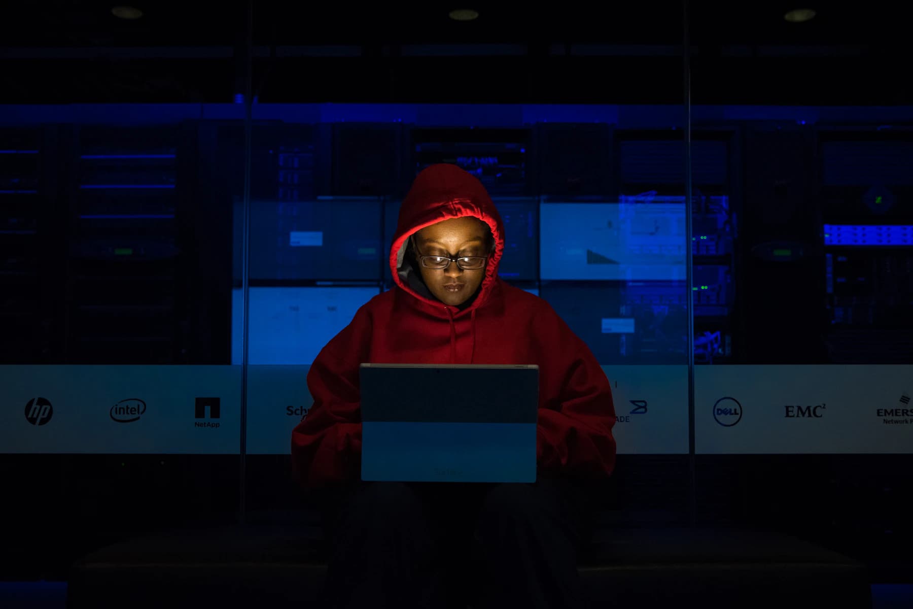 Ingénieure noire travaillant dans un environnement d’infrastructure informatique