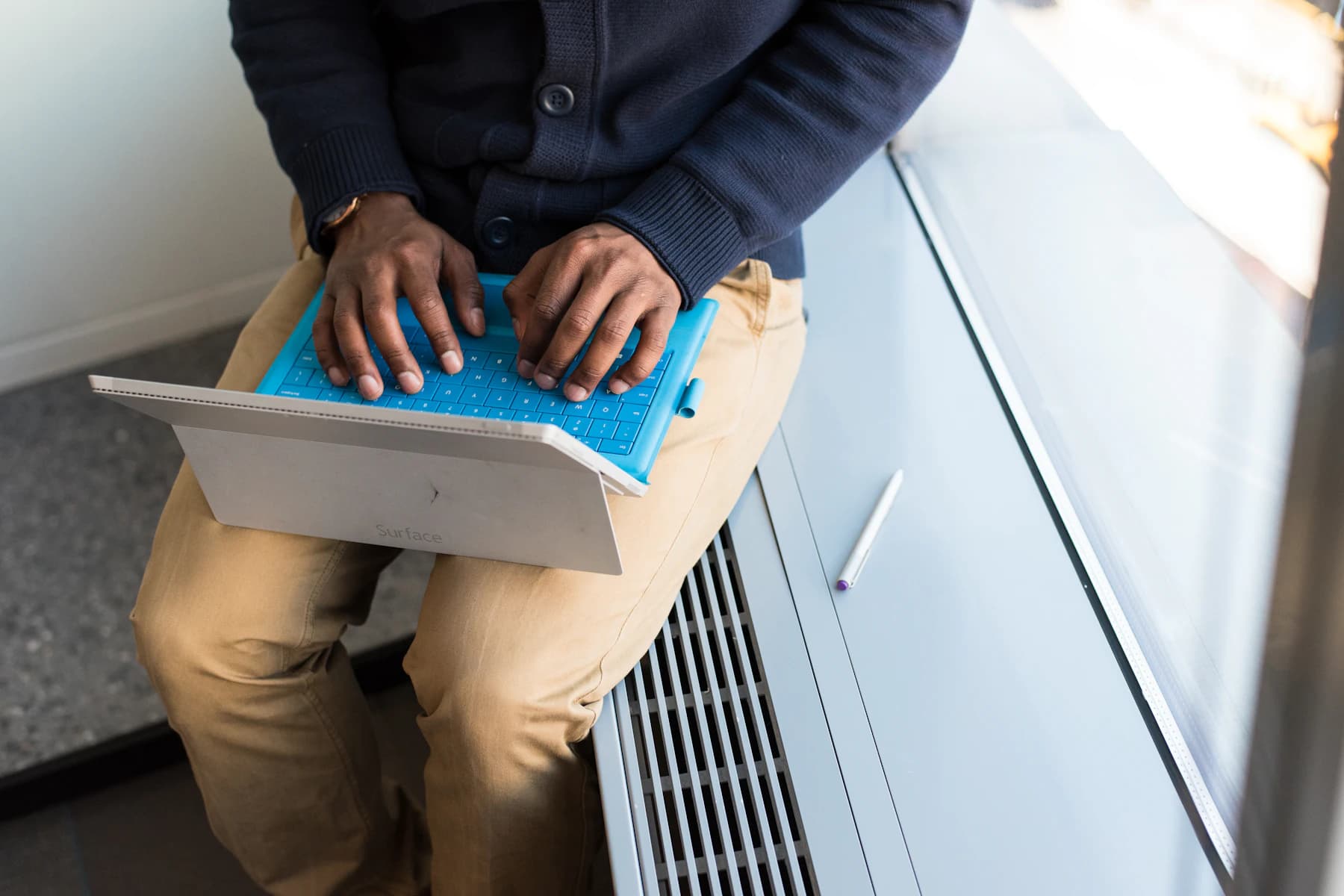 Technicien noir intervenant sur un ordinateur portable et un terminal mobile