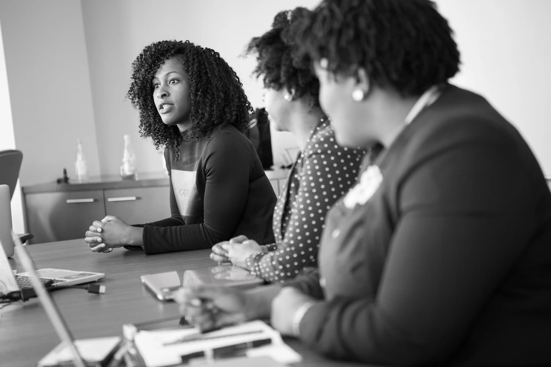 Professionnelles noires réunies pour cadrer un produit numérique