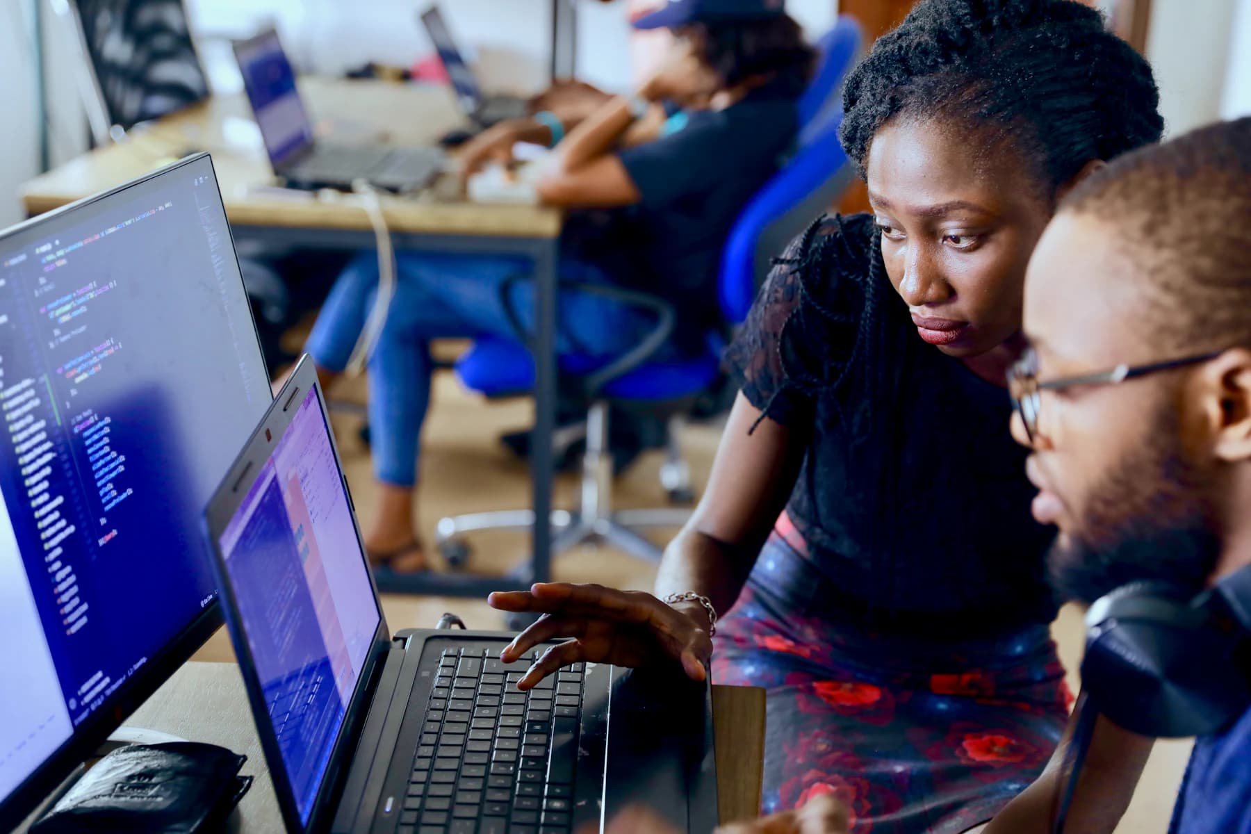 Équipe de développeurs nigérians collaborant sur une plateforme à Lagos
