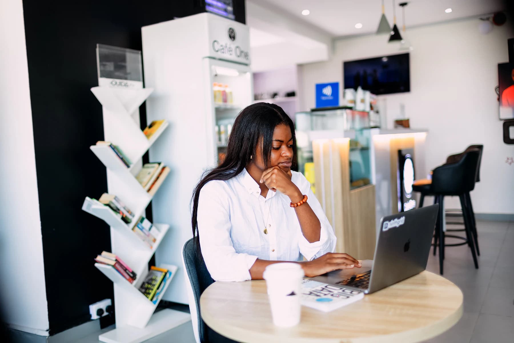 Professionnelle nigériane consultant des ressources sur son ordinateur à Lagos
